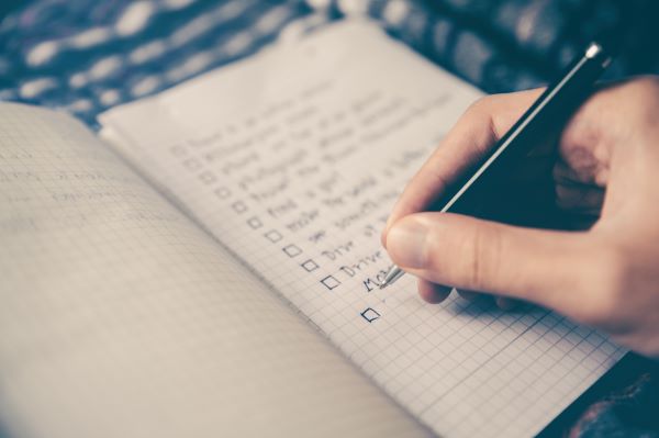 kleines kariertes Notizheft mit gemalten Karees zum Abhaken als Checkliste